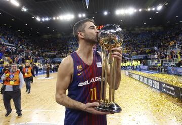 Después de ganar un triplete en Europa y serlo casi todo en el Barça quiso probar. A Navarro le entró el gusanillo de ir a la NBA a ver qué pasaba. Con expectación, con muchos jugadores siendo conscientes de que se enfrentaban ya a una leyenda del Viejo Continente, con alegría. Fue sólo un año y no salió como él esperaba. Quizá la experiencia no le llenó. Fue importante que llegara a los Grizzlies, donde estaba su amigo Pau Gasol, pero también una clave que el pívot abandonara el equipo esa misma temporada y dejase sin protección a Juanqui. El de San Feliú, visto que su familia no se había adaptado, se volvió. En aquella 2007/08 tuvo a dos tiros el récord de triples de un novato, que es lo que era allí pese a que tenía ya 27 años, ganó un par de partidos él solo, dejó ocho triples anotados y fue, incluso, la imagen del alivio cuando se Pau se marchó a los Lakers. El Barcelona volvió a llamar a su puerta sabedor de que la experiencia no le había satisfecho plenamente y puso sobre la mesa un contrato con el que pasó a cobrar tres millones por año, dando un salto después de su experiencia en Europa. Aquello fue más positivo que negativo, pese a los que dicen que no: probó y demostró que podía jugar allí, tras lo que volvió a casa para ser partícipe de un equipo que volvió a ganar la Euroliga y pasó por encima del Madrid año tras año.