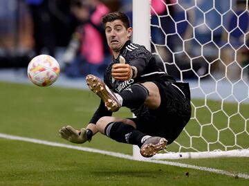 Penalti de la clasficación. Thibaut Courtois adivina el lanzamiento de Hugo Guillamón y desvía el balón con los pies.