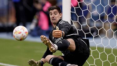 Penalti de la clasficación. Thibaut Courtois adivina el lanzamiento de Hugo Guillamón y desvía el balón con los pies.