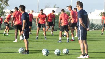 Lopetegui, vigilante durante un entrenamiento en Lagos.