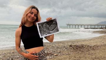 Isabeau Courdurier con una ecografía de su bebé en las manos