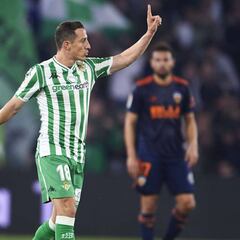 Andrés Guardado agarra en plena siesta a Diego Lainez