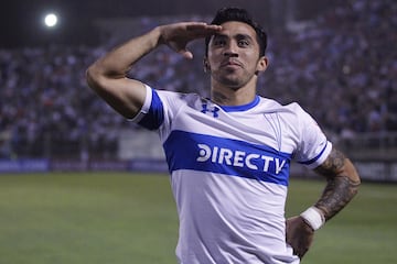 Campeón con la U del Torneo de Apertura 2011, y con la UC de la Supercopa de Chile 2019.