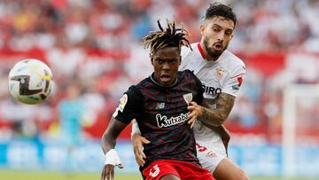 SEVILLA, 08/10/2022.- El defensa brasileño del Sevilla Álex Telles (d) disputa el balón ante Nico Williams (i), delantero del Athletic Club de Bilbao, durante el partido de liga disputado hoy en el estadio Sánchez Pizjuan de Sevilla. EFE/José Manuel Vidal
