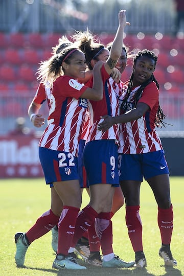 Las jugadoras del Atleti celebran con Esther su gol de cabeza.