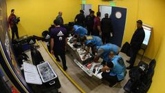 La policía registra el vestuario de River antes de jugar con Boca