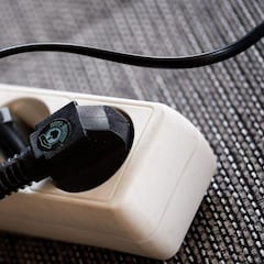 El motivo por el que debes elegir bien las regletas de los enchufes de la luz