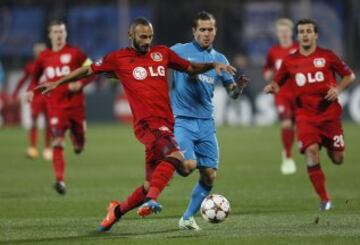 El jugador del Bayer Leverkusen Omer Toprak (izda) pelea por el control del balón con el jugador del Zenit de San Petersburgo, Aleksandr Kerzhakov, durante el partido del grupo C de la Liga de Campeones disputado en San Petersburgo