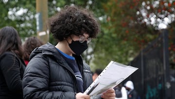 Valparaiso, 6 de diciembre 2021
Jovenes estudiantes esperan en una fila para rendir la prueba de transicion a la admision univiersitaria en el Liceo Eduardo de la Barra de Valparaiso.
Raul Zamora/Aton Chile