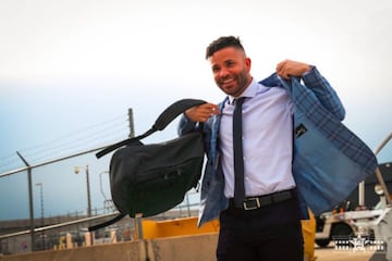 José Altuve, Jugador Más Valioso de las Grandes Ligas, se pone el saco después de bajar del avión que llevó a los Astros a Washington para visitar la Casa Blanca.