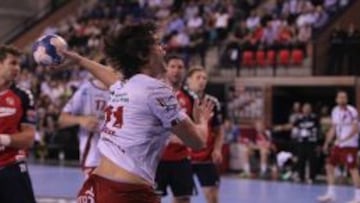 El lateral zurdo Luisfe, en una penetración a la portería del Flensburg.