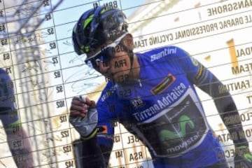 Primer plano del título del ciclista colombiano Nairo Quintana en Italia.