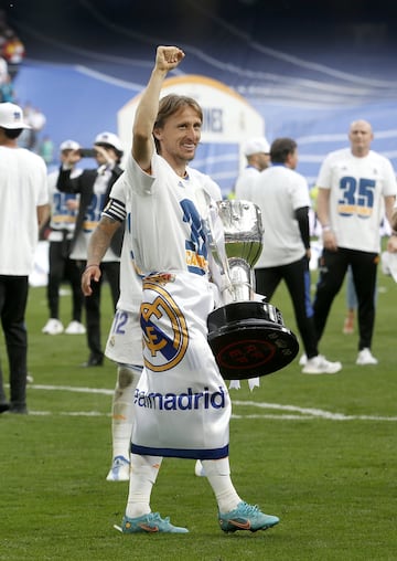 Modric, feliz con el trofeo. 
