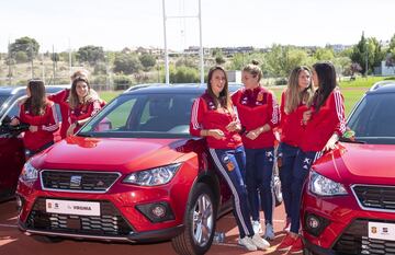 Las jugadoras de la Selección posan con sus nuevos coches