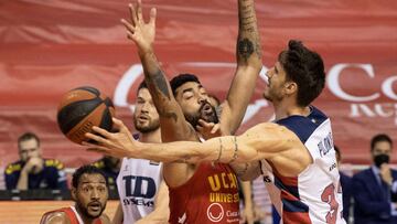 MURCIA, 11/04/2021.- El ala pívot italiano de TD Systems Baskonia Achille Polonara (2d) pasa el balón a un compañero ante la oposición del pívot brasileño de UCAM Murcia Augusto Lima (2i), durante el partido de la trigésima jornada de la Liga Endesa que están disputando este domingo en el Palacio de Los Deportes de Murcia. EFE/Marcial Guillén