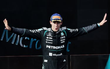 George Russell celebra su victoria en el podium.