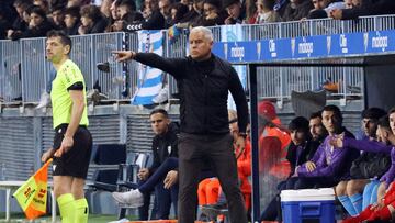 Sergio Pellicer dando instrucciones durante el Málaga CF - CD Eldense.