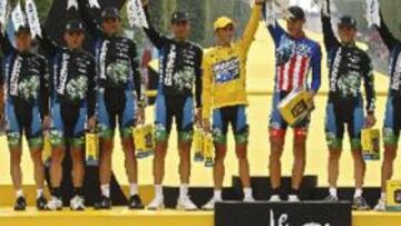 <b>¿LA ÚLTIMA?.</b> El Discovery, en el podio de Francia con Alberto Contador en 2007.