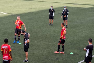 El cuerpo técnico de Sport Herediano con mascarilla durante la sesión de trabajo del equipo. Los clubes profesionales de fútbol de Costa Rica volvieron a los entrenamientos tras más de un mes de confinamiento por el coronavirus.