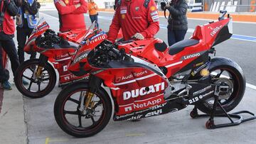 La Desmosedici de Petrucci durante los test de pretemporada en Valencia.