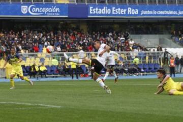 Las imágenes del duelo entre la U. de Conce y Colo Colo