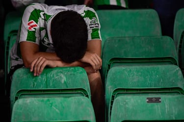 Los aficionados béticos desolados tras caer en la final con el conjunto Blue.