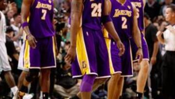 <b>CABIZBAJOS. </b>Bryant, Fisher, Odom y Gasol se retiran de la pista.