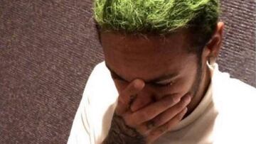 Neymar se ti&ntilde;e el pelo de verde.