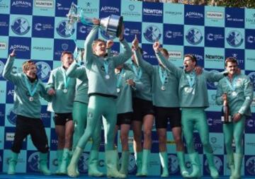 En hombres Cambridge consiguió su objetivo de romper la racha de tres victorias consecutivas de Oxford.