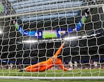 Otra toma de la brutal atajada de Szczęsny al penal de Mbappé en El Clásico