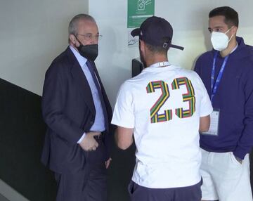 Florentino P&eacute;rez, hablando antes del partido con Hazard y Lucas V&aacute;zquez.