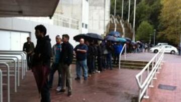 Aficionados de la Real Sociedad hacen cola para conseguir una entrada para el partido de mañana contra el Manchester United.