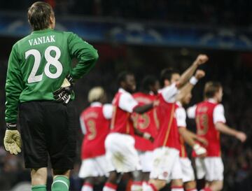 El Arsenal acribilló al modesto equipo checo. Gran partido de dos jóvenes promesas como Cesc Fábregas y Theo Walcott, con dos goles cada uno. Redondearon la goleada Hubacek en propia puerta, Hleb y Bendtner.