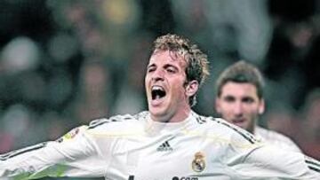 <b>LANZADO. </b>Van der Vaart aprovechó la baja de Kaká y firmó ante el Zaragoza su mejor partido.