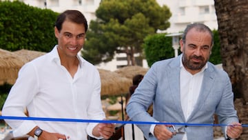 PALMANOVA (MALLORCA), 28/06/2023.- El tenista Rafa Nadal y el fundador y presidente de Meliá Hotels International, Gabriel Escarrer (d), en la inauguración del primer hotel Zel Mallorca, la marca creada por la cadena de hoteles y el tenista, este miércoles en la localidad mallorquina de Palmanova. EFE/Cati Cladera
