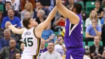 Sim Bhullar anota su primera canasta en la NBA.