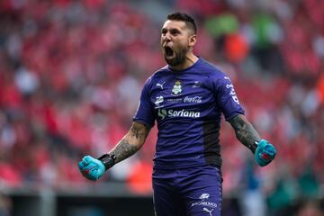 Jonathan Orozco fue clave para que su equipo lograra mantener la ventaja de la serie en el partido de vuelta disputado en el Nemesio Diez. El portero de Santos Laguna tuvo tres atajadas antes de que cayera el gol de Toluca que empató el partido, frenando así una posible remontada del equipo escarlata.