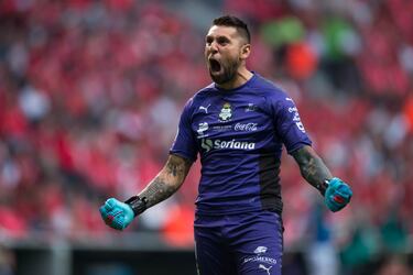 Jonathan Orozco fue clave para que su equipo lograra mantener la ventaja de la serie en el partido de vuelta disputado en el Nemesio Diez. El portero de Santos Laguna tuvo tres atajadas antes de que cayera el gol de Toluca que empató el partido, frenando así una posible remontada del equipo escarlata. 