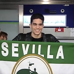 Varios aficionados reciben a Bartra a su llegada a Sevilla