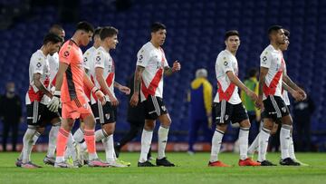 Players of River Plate leave the field during half-time of their Argentine Professional Football League quarter-final match against Boca Juniors at La Bombonera stadium in Buenos Aires, on May 16, 2021. (Photo by Daniel Jayo / POOL / AFP)