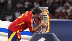 Carvajal besando el trofeo de la Eurocopa.