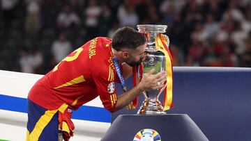 Carvajal besando el trofeo de la Eurocopa.