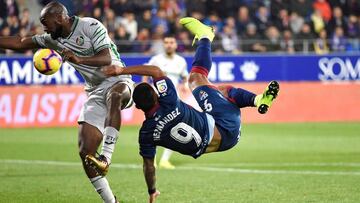 El Cucho intenta rematar en el partido entre Huesca y Getafe.