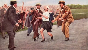 El italiano Dorando Pietri es ayudado a llegar a meta tras sufrir un desfallecimiento en la prueba de maratón de los Juegos Olímpicos de Londres de 1908.