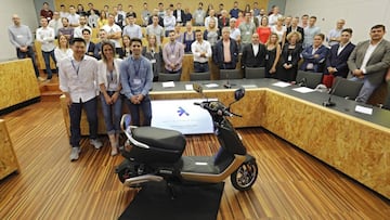 Los integrantes de Next Electric Motors posan con la nueva moto tras presentar el modelo.
