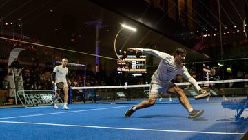 Cardona trata de recuperar una bola ante la atenta mirada de Augsburger.