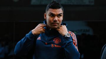 Casemiro, jugador del Manchester United, llega a Old Trafford para disputar un partido.