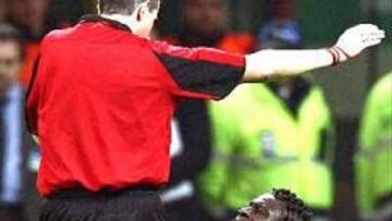 <b>LIGA DE CAMPEONES. </b>El colegiado Alain Sars gesticula frente a Obafemi Martin durante el encuentro que dirigió entre el Inter y el Villarreal.