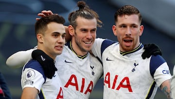 Tottenham Hotspur&#039;s Welsh striker Gareth Bale (C) celebrates scoring his team&#039;s fourth goal, his second, with Tottenham Hotspur&#039;s Spanish defender Sergio Reguilon (L) and Tottenham Hotspur&#039;s Danish midfielder Pierre-Emile Hojbjerg duri