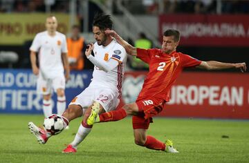 Isco y Kristijan Tosevski.